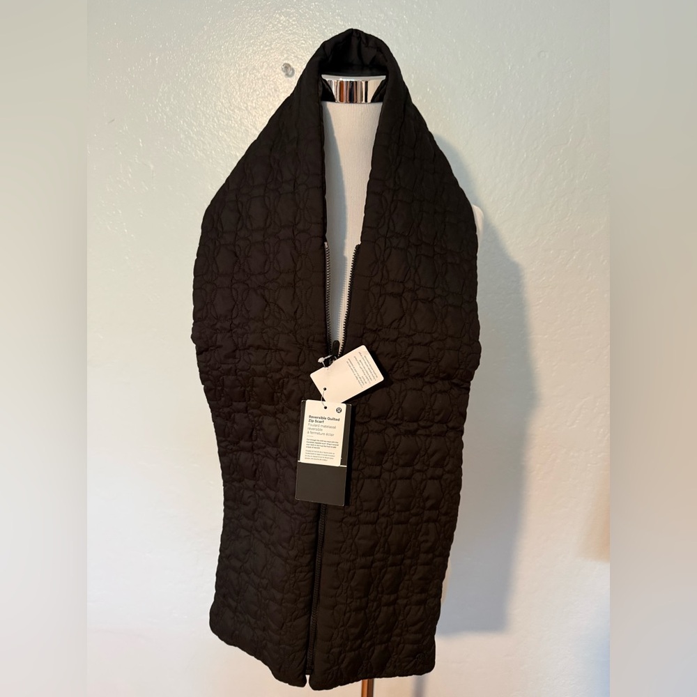 Lululemon reversible Quilted Scarf in Black with zipper